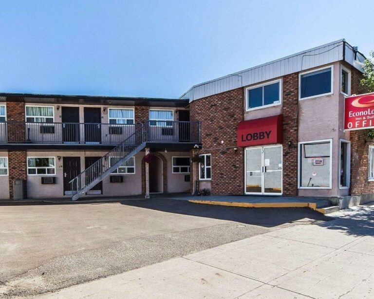 Econolodge – Drumheller Alberta image 1