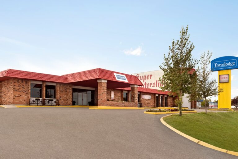 Travelodge – Swift Current Saskatchewan image 1